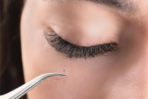 Learning How to Apply Individual Lashes in a Few Easy Steps