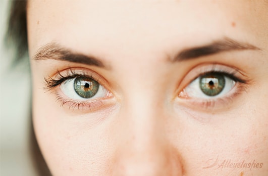 Health Risks of Wearing Fake Eyelashes [Explained]