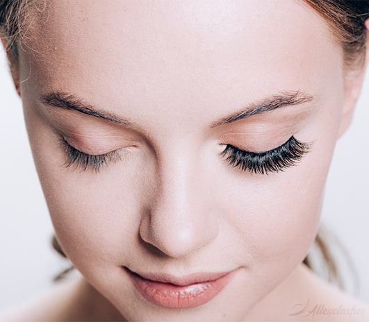 How to Tell if a Woman Has Real or Fake Eyelashes